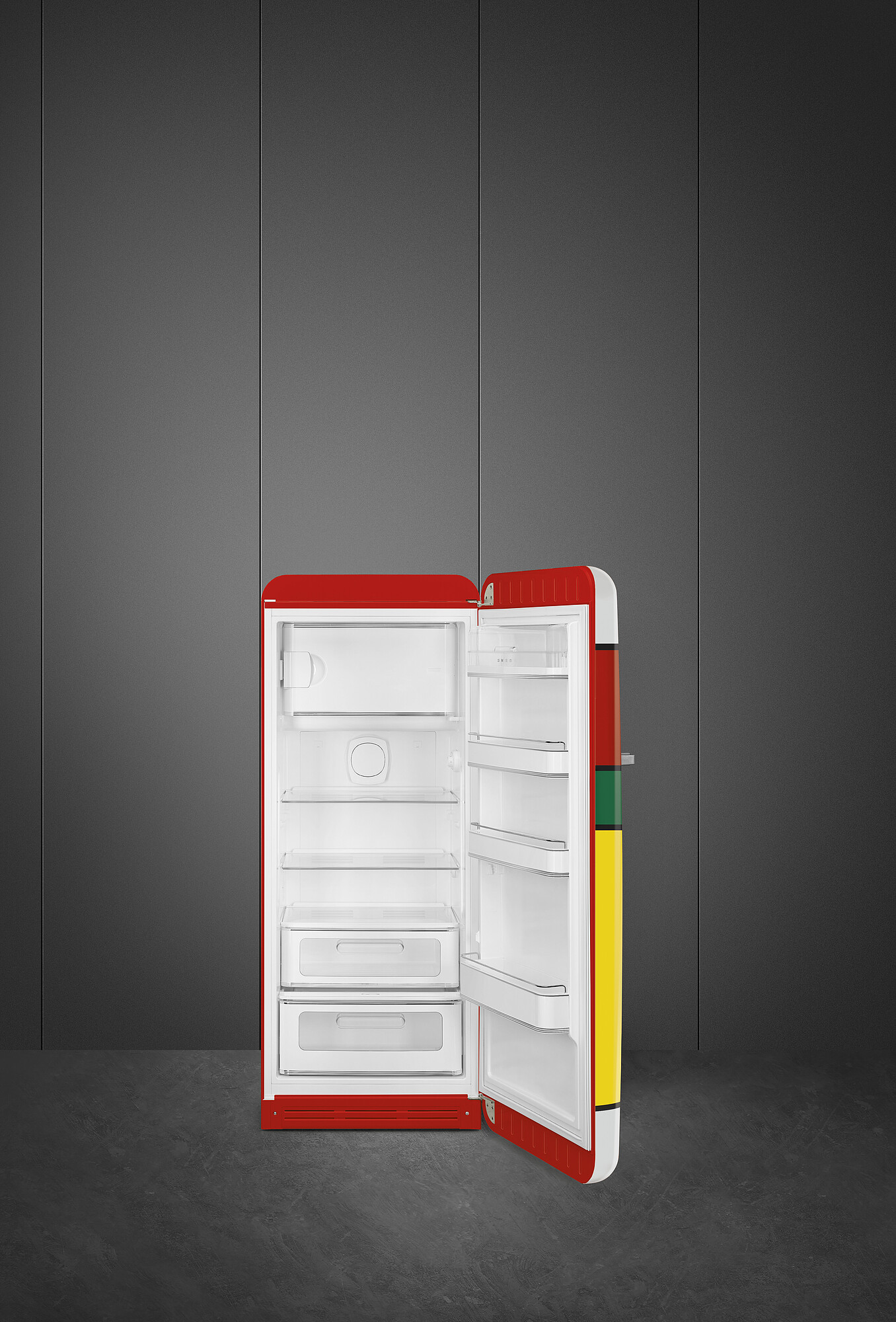 Ein roter Kühlschrank mit offener Tür. Die rechte Seite hat bunte Streifen. Der Hintergrund ist eine graue Wand und ein grauer Boden.