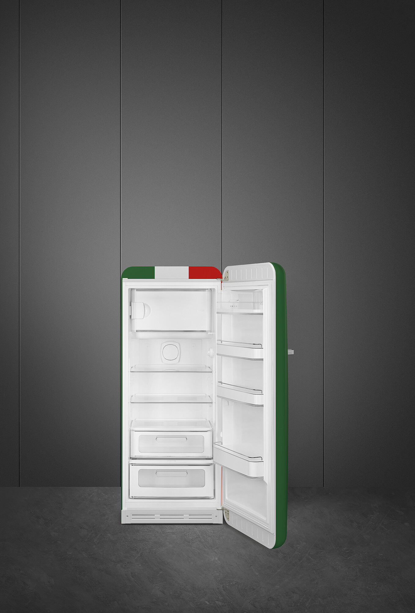 Ein offener weiß-grüner Kühlschrank mit italienischer Flagge oben, vor dunklem, grauem Hintergrund.