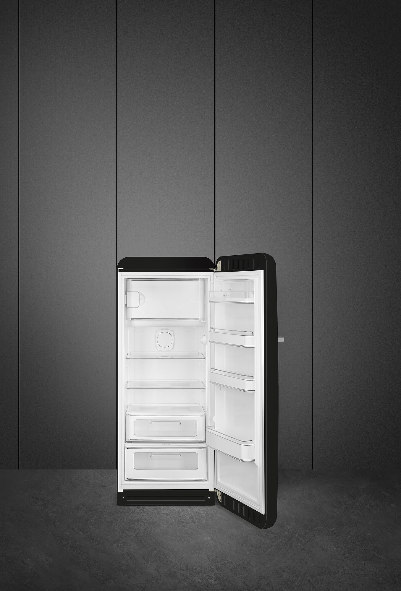 Schwarzer Kühlschrank mit offener Tür, der weißen Innenraum mit Regalen und Schubladen vor grauer Wand zeigt.
