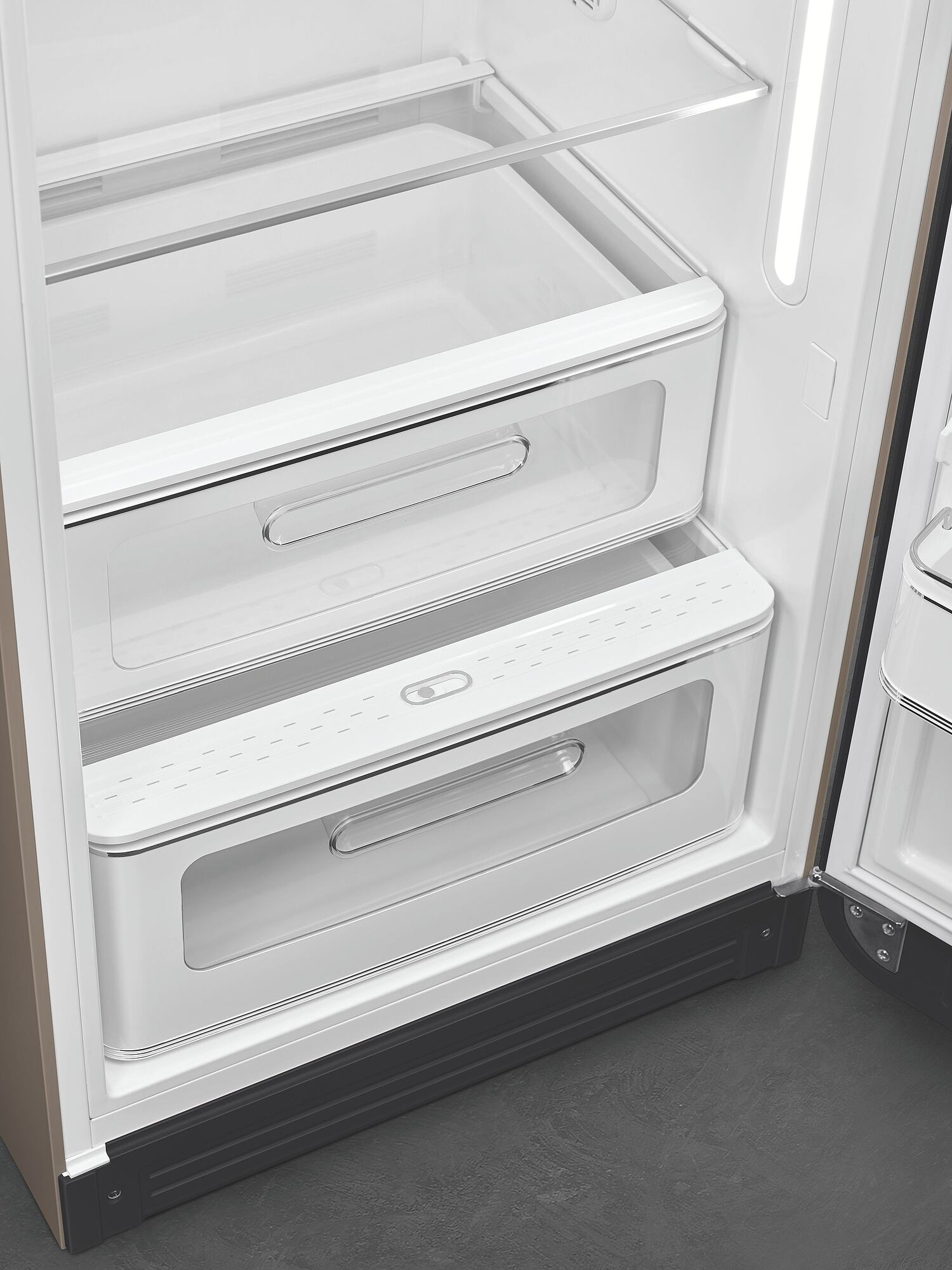 Offene Kühlschranktür mit zwei transparenten Schubladen. Der Innenraum ist weiß mit einem Licht. Der Kühlschrank hat metallische Griffe.
