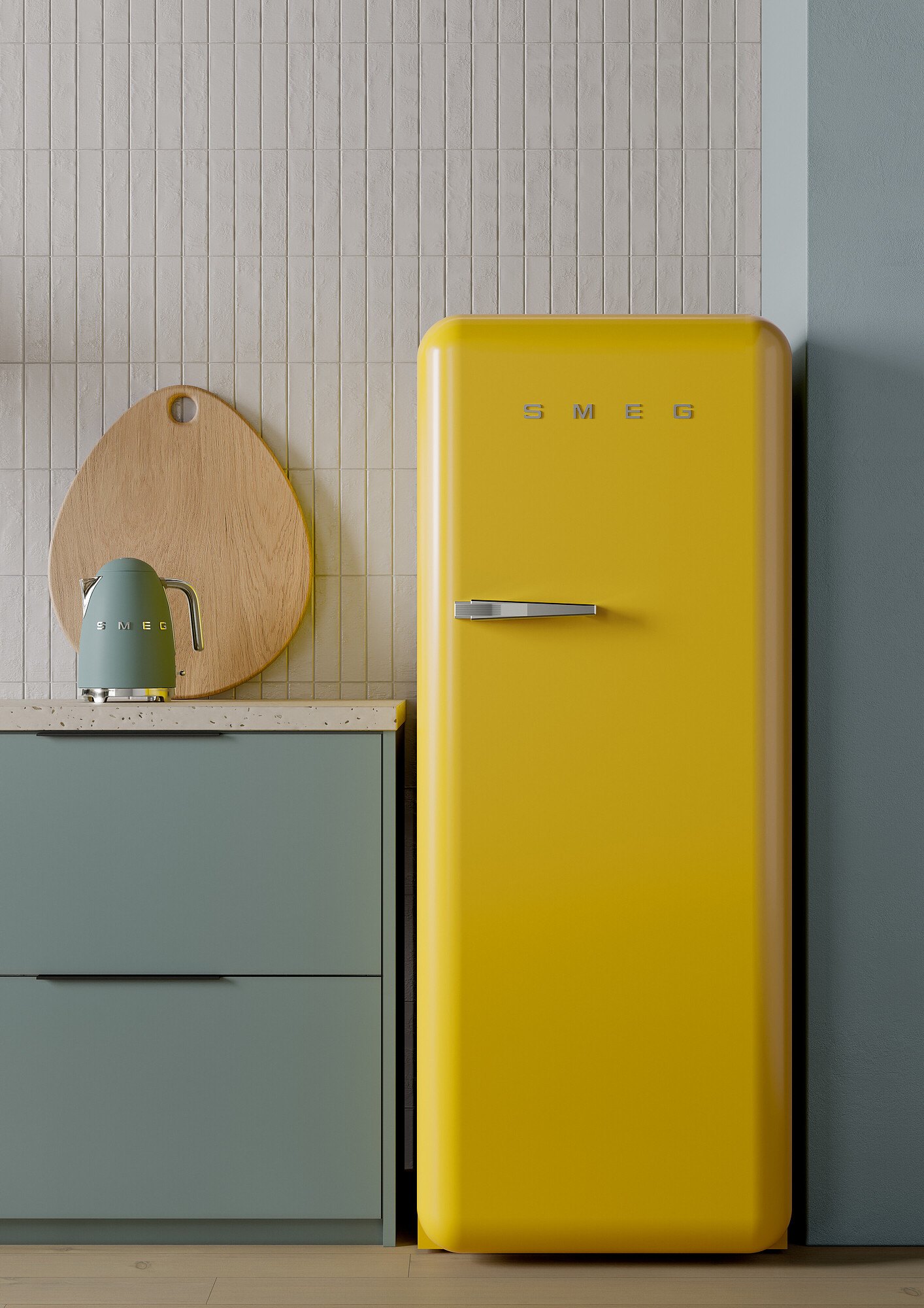 Ein gelber Smeg-Kühlschrank steht neben einem türkisfarbenen Schrank. Ein Holzbrett und ein Wasserkocher stehen auf der Theke.