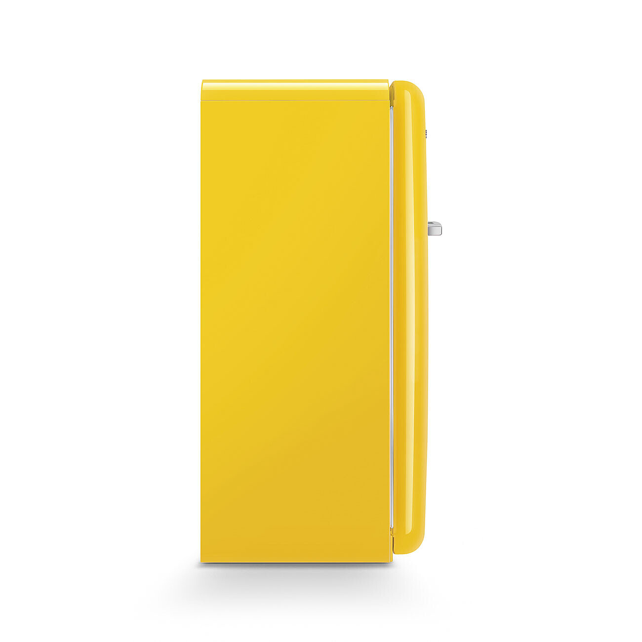 Ein gelber Kühlschrank vor weißem Hintergrund. Er hat ein abgerundetes Design mit silbernem Griff und Zierleiste.