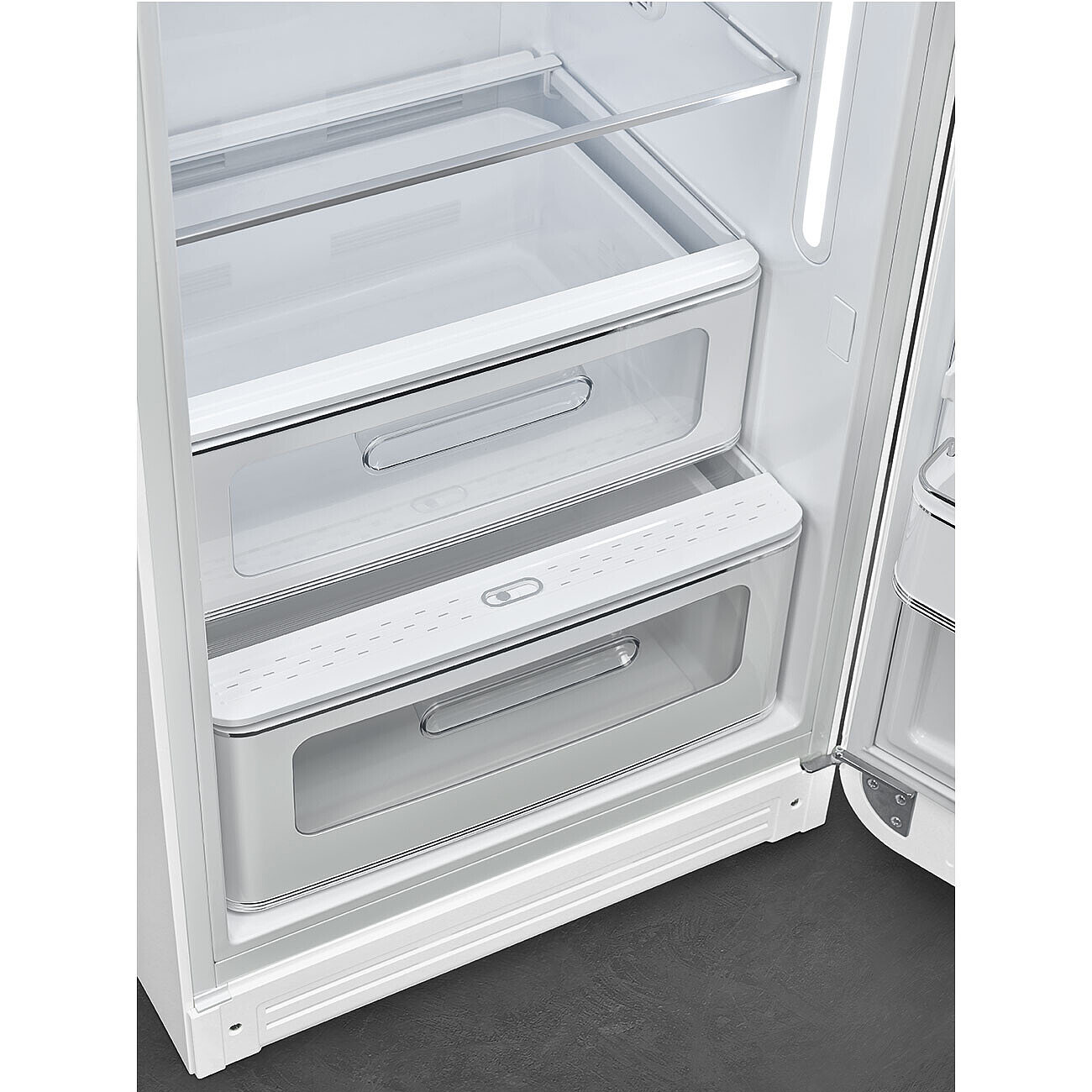 Offener weißer Kühlschrank mit zwei transparenten Schubladen. Regale oben. Die Tür ist offen.