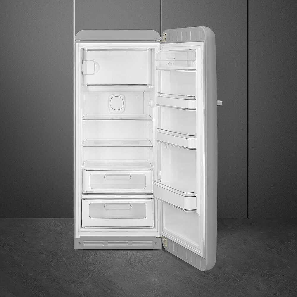 Offener, leerer, hellgrauer Kühlschrank vor dunklem, grauem Hintergrund. Innen sind Regale und Schubladen sichtbar. Tür ist offen.