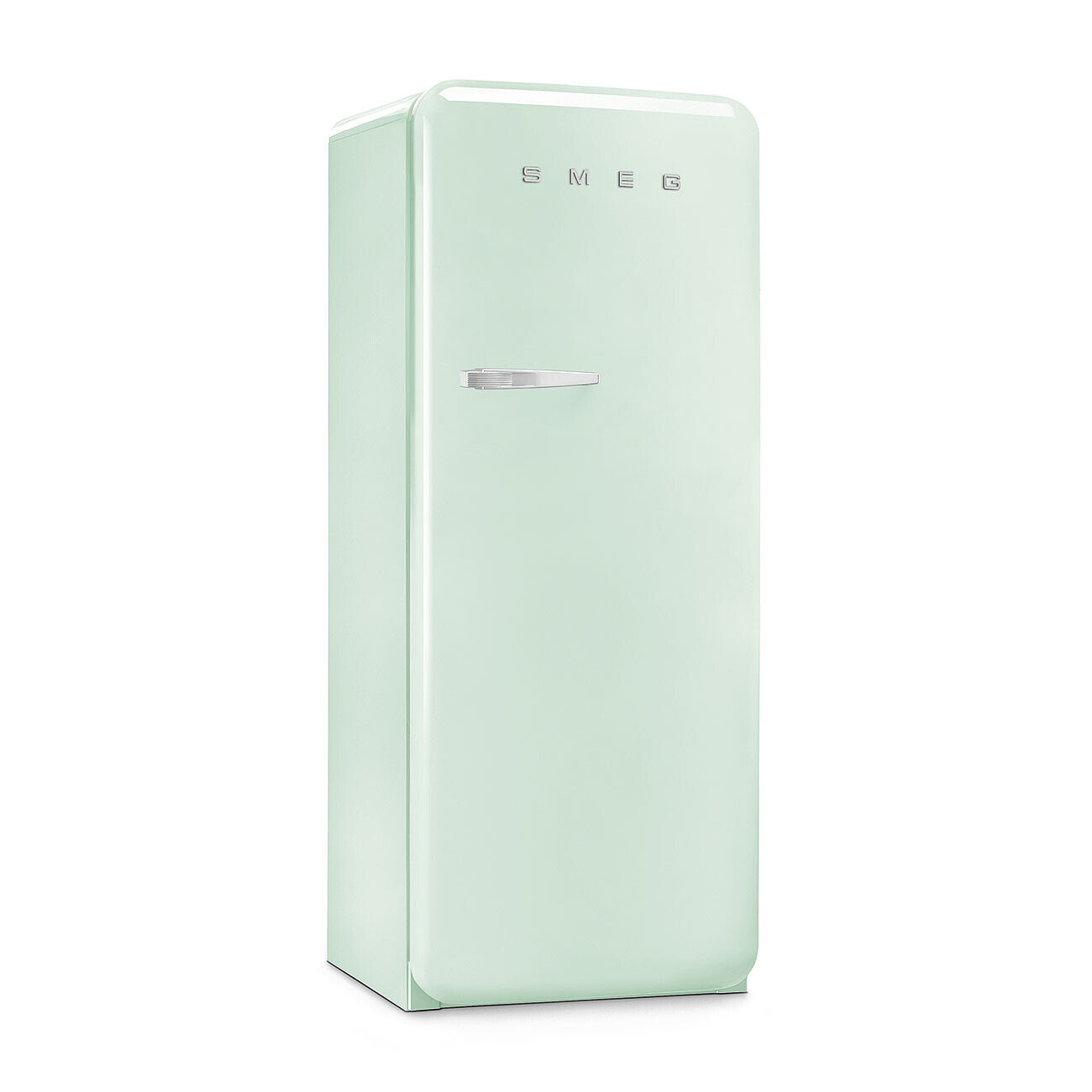 Ein mintgrüner Smeg-Kühlschrank steht vor einem weißen Hintergrund. Er hat einen Griff, und das Wort SMEG steht oben. Der Kühlschrank ist neu.