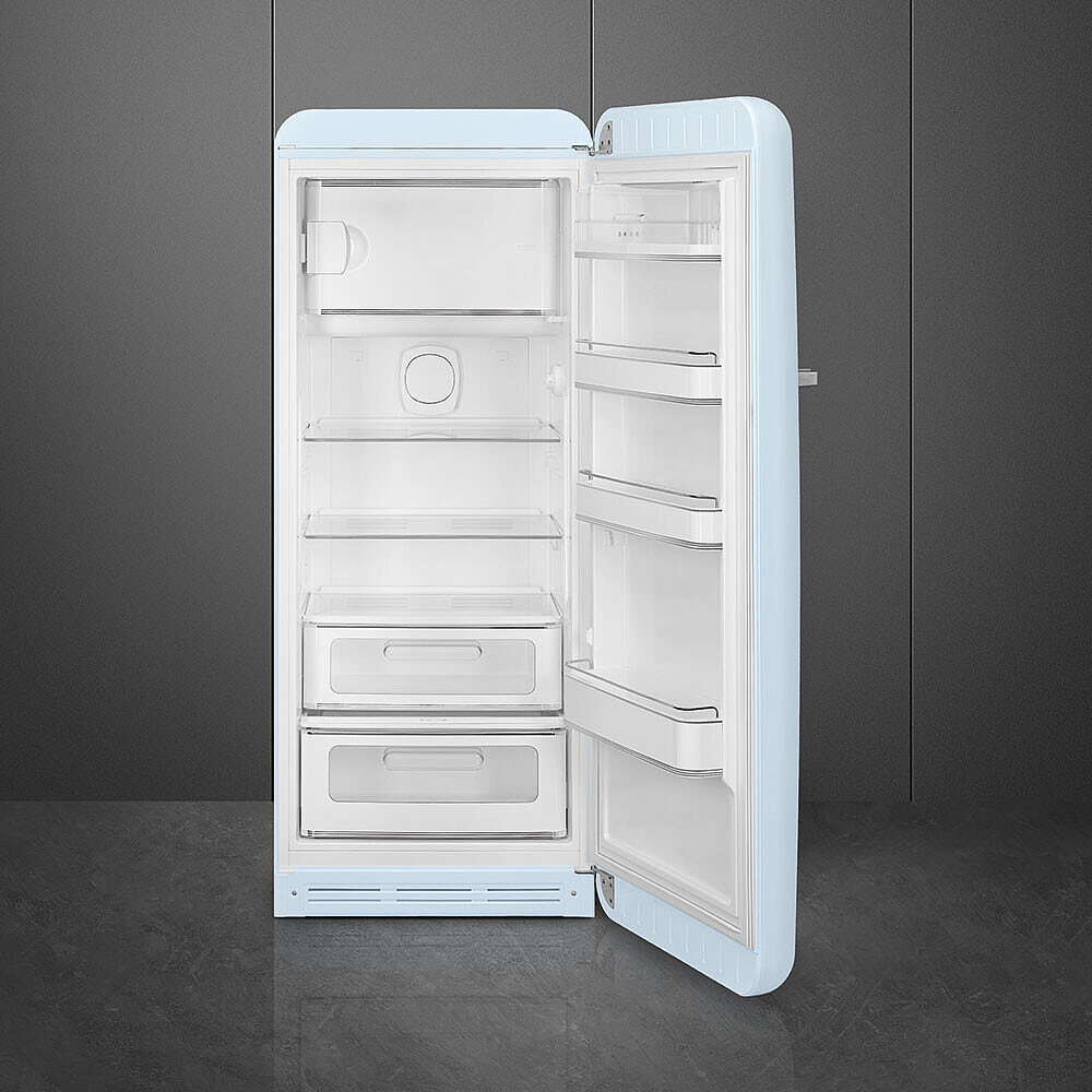 Ein hellblauer Retro-Kühlschrank mit geöffneter Tür. Innenregale und Schubladen sind sichtbar. Der Hintergrund ist eine dunkelgraue Wand und Boden.
