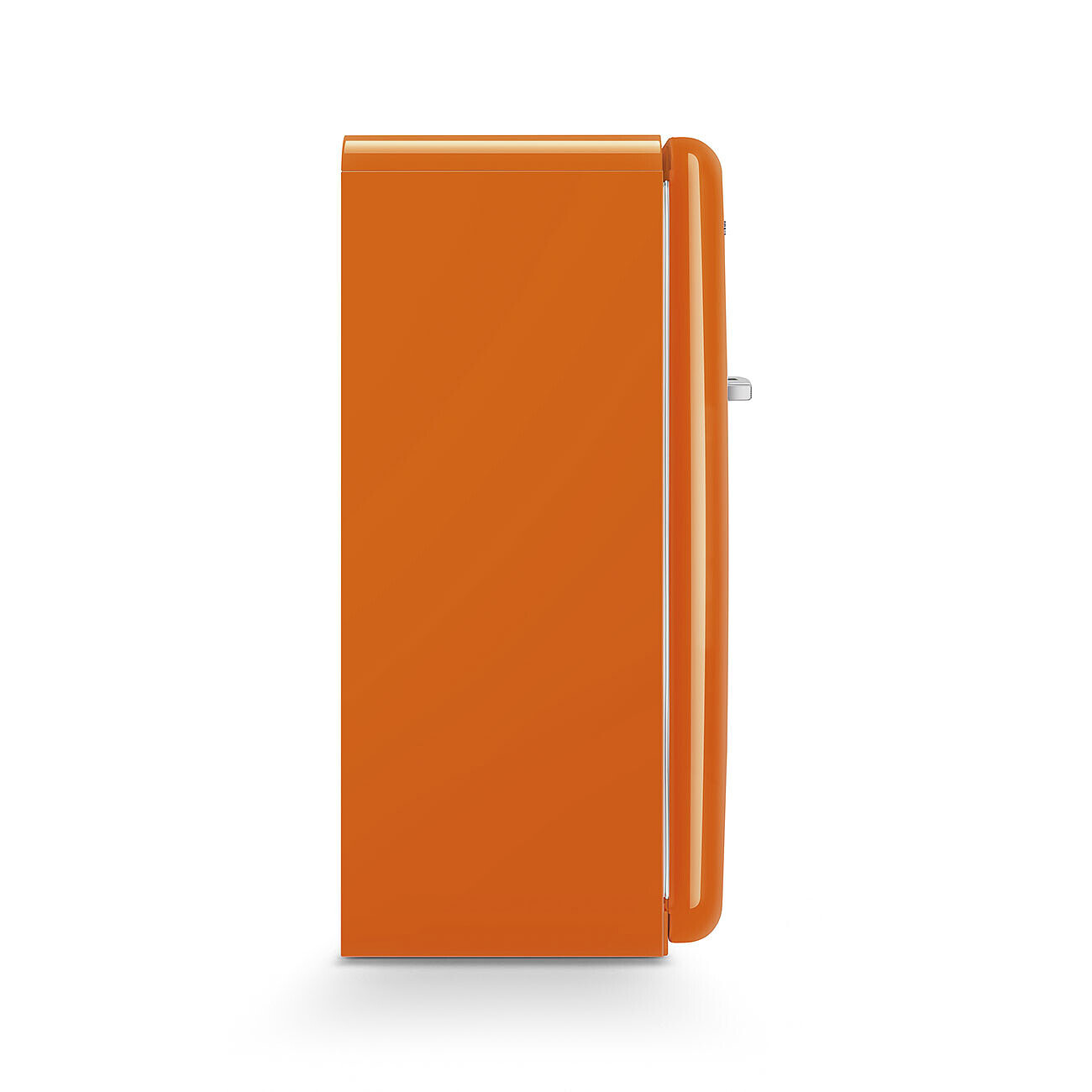 Ein orangefarbener Retro-Kühlschrank steht vor einem weißen Hintergrund. Er hat ein abgerundetes Design, einen Griff und einen Schatten.
