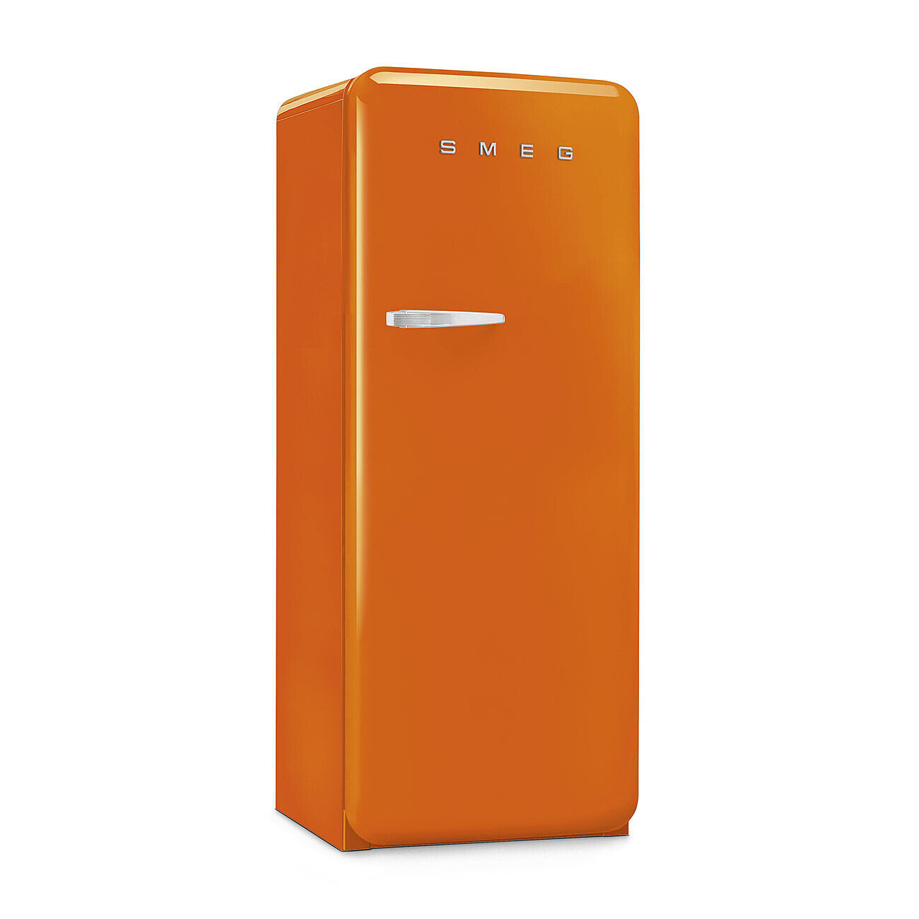 Ein orangefarbener SMEG-Kühlschrank steht isoliert vor einem weißen Hintergrund. Er hat einen silbernen Griff und das SMEG-Logo oben.