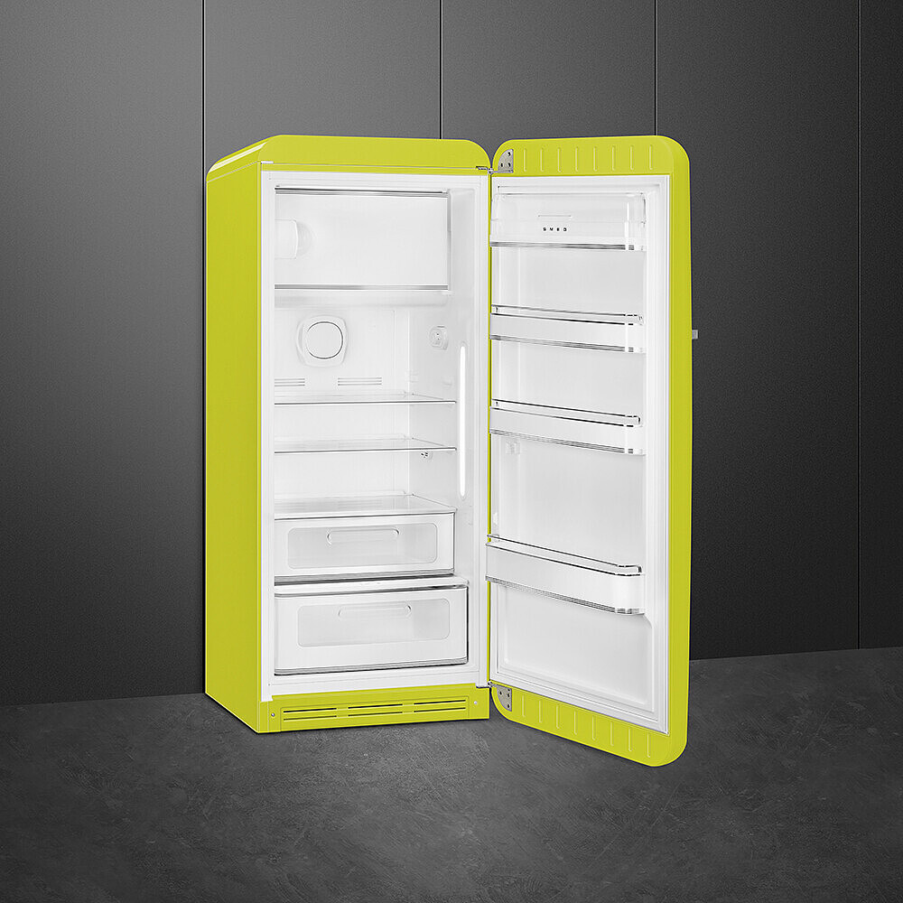 Ein limettengrüner Retro-Kühlschrank steht offen. Innenregale sind sichtbar, die Tür rechts.