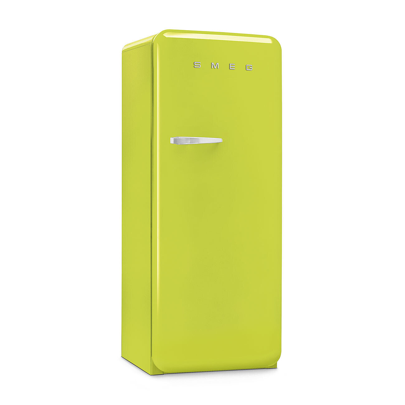 Ein limettengrüner Smeg-Kühlschrank vor weißem Hintergrund. Er hat einen Chromgriff und das Smeg-Logo oben.