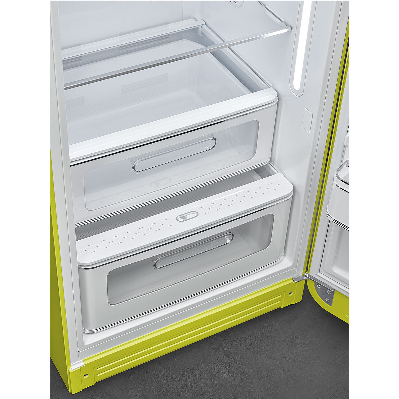 Offener limettengrüner Kühlschrank mit Glasböden und Schubladen. Der Innenraum ist weiß und hat ein helles Licht.