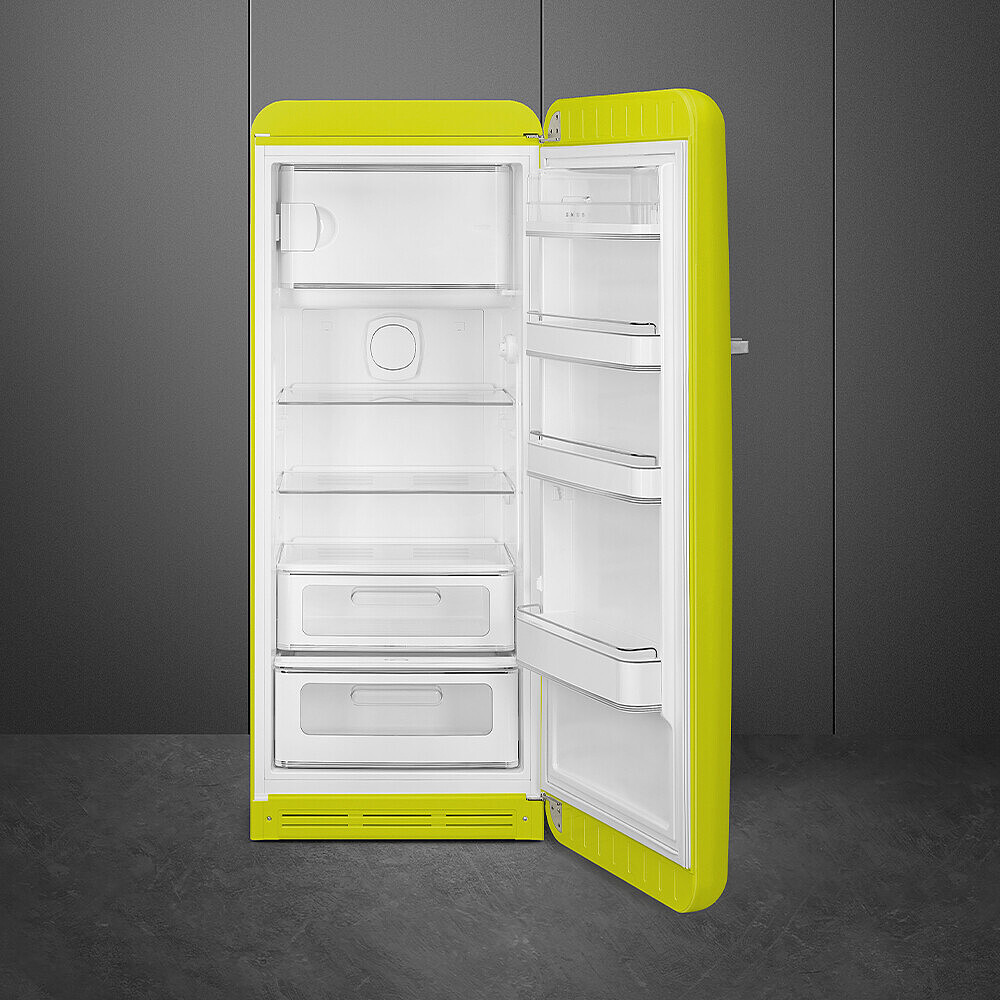 Offener, limettengrüner Kühlschrank mit weißem Innenraum. Regale, Schubladen sind sichtbar. Hintergrund ist grau.