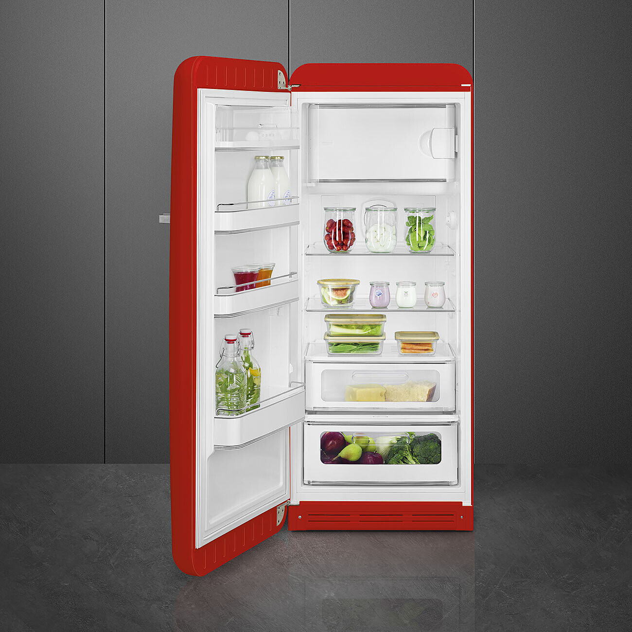 Offener roter Kühlschrank mit Lebensmitteln gefüllt: Gläser, Flaschen und Behälter. Brokkoli, Beeren und Milch sind sichtbar.