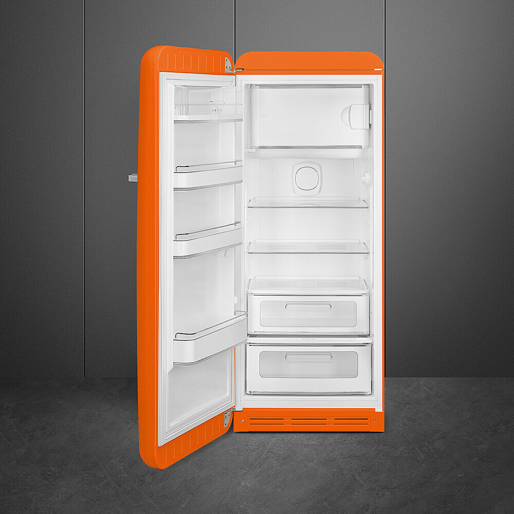Ein offener, orangefarbener Retro-Kühlschrank mit Regalen und Schubladen. Der Hintergrund ist eine dunkelgraue Wand und Boden.