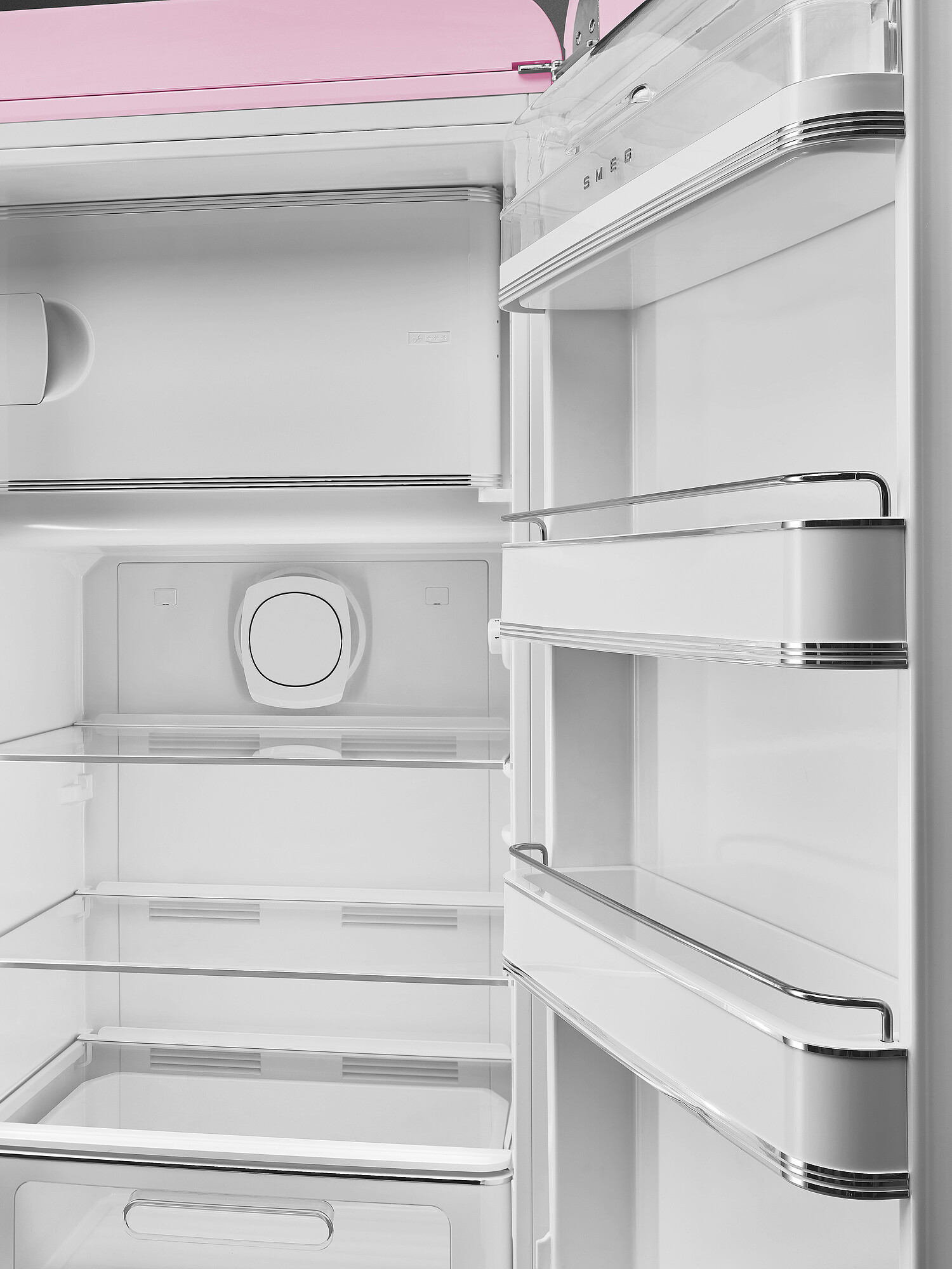 Offener rosa-weißer Smeg-Kühlschrank. Innen sind Regale und Fächer sichtbar. Die Tür ist offen.