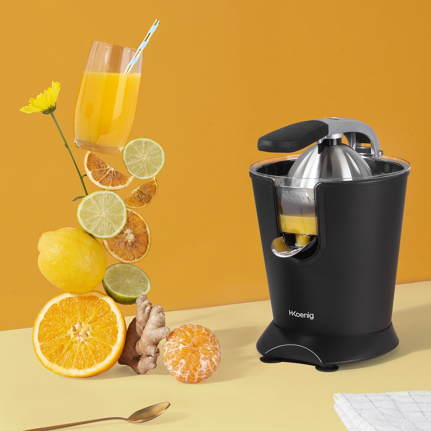Uno spremiagrumi accanto a frutta e un bicchiere di succo. Appaiono arancia, limone, lime e mandarino. Lo sfondo è giallo.