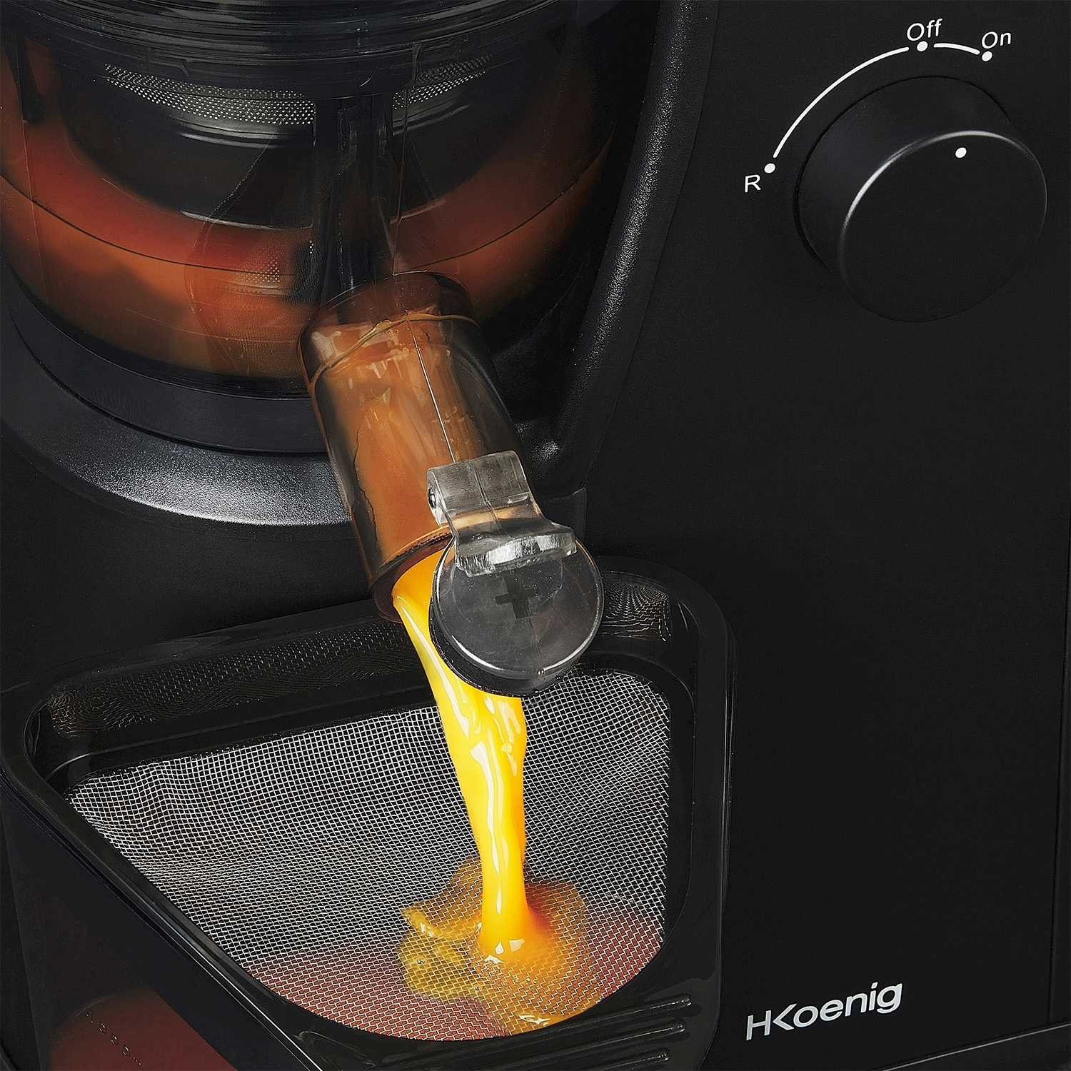Centrifuga con succo d'arancia che scorre in un contenitore. Una manopola di controllo nera è sul lato destro. Il marchio è in basso.