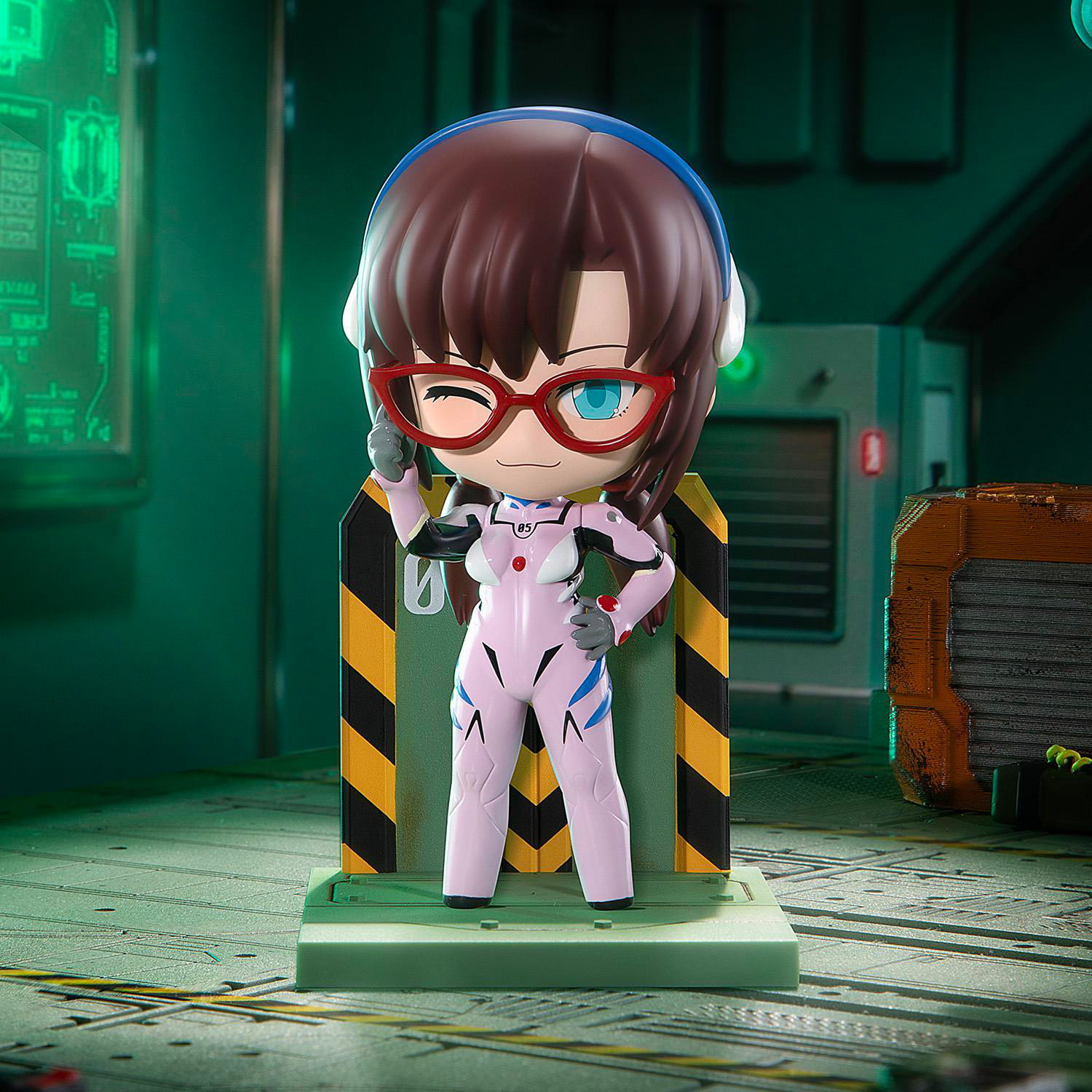 Eine Figur einer Frau mit Brille und einem rosa Anzug, die zwinkert. Der Hintergrund zeigt eine futuristische, grün beleuchtete Umgebung.