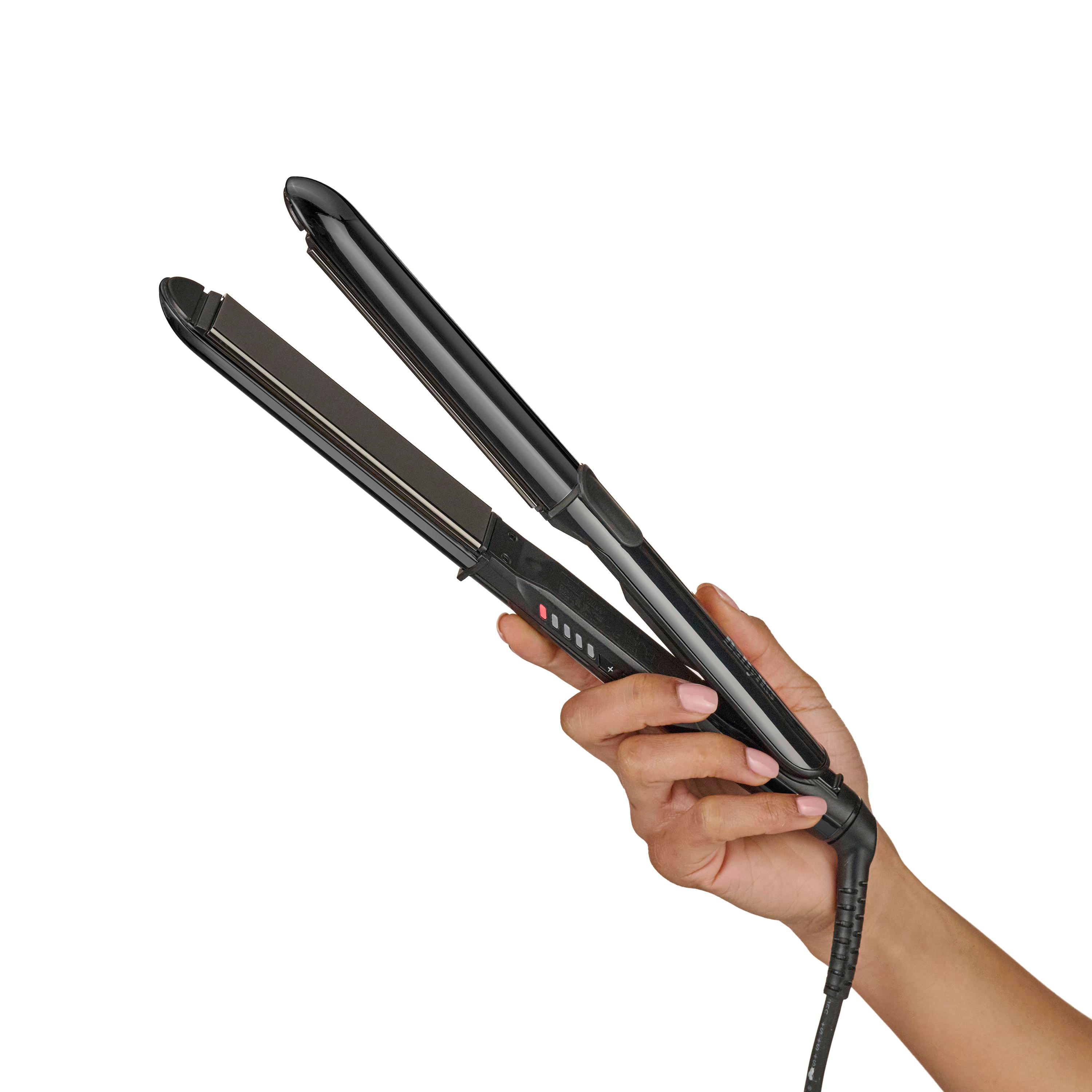 Eine Hand hält einen schwarzen Haarglätter. Der Glätter ist geöffnet, und ein Netzkabel erstreckt sich vom Griff.