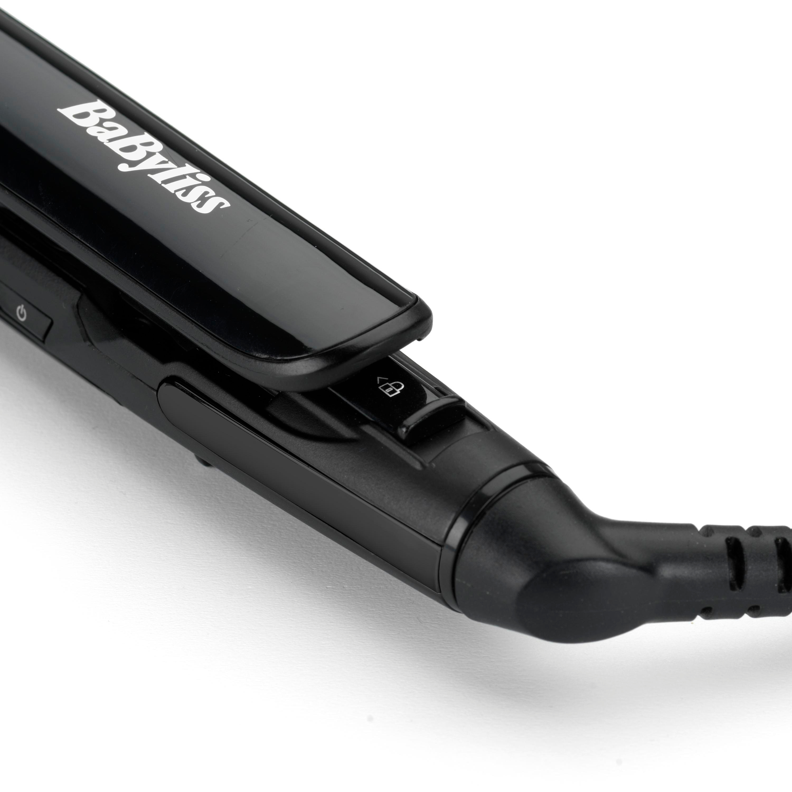 Nahaufnahme eines schwarzen Haarglätters, 'BaByliss' ist sichtbar, mit Ein-/Aus- und Verriegelungstasten und einem Netzkabel.