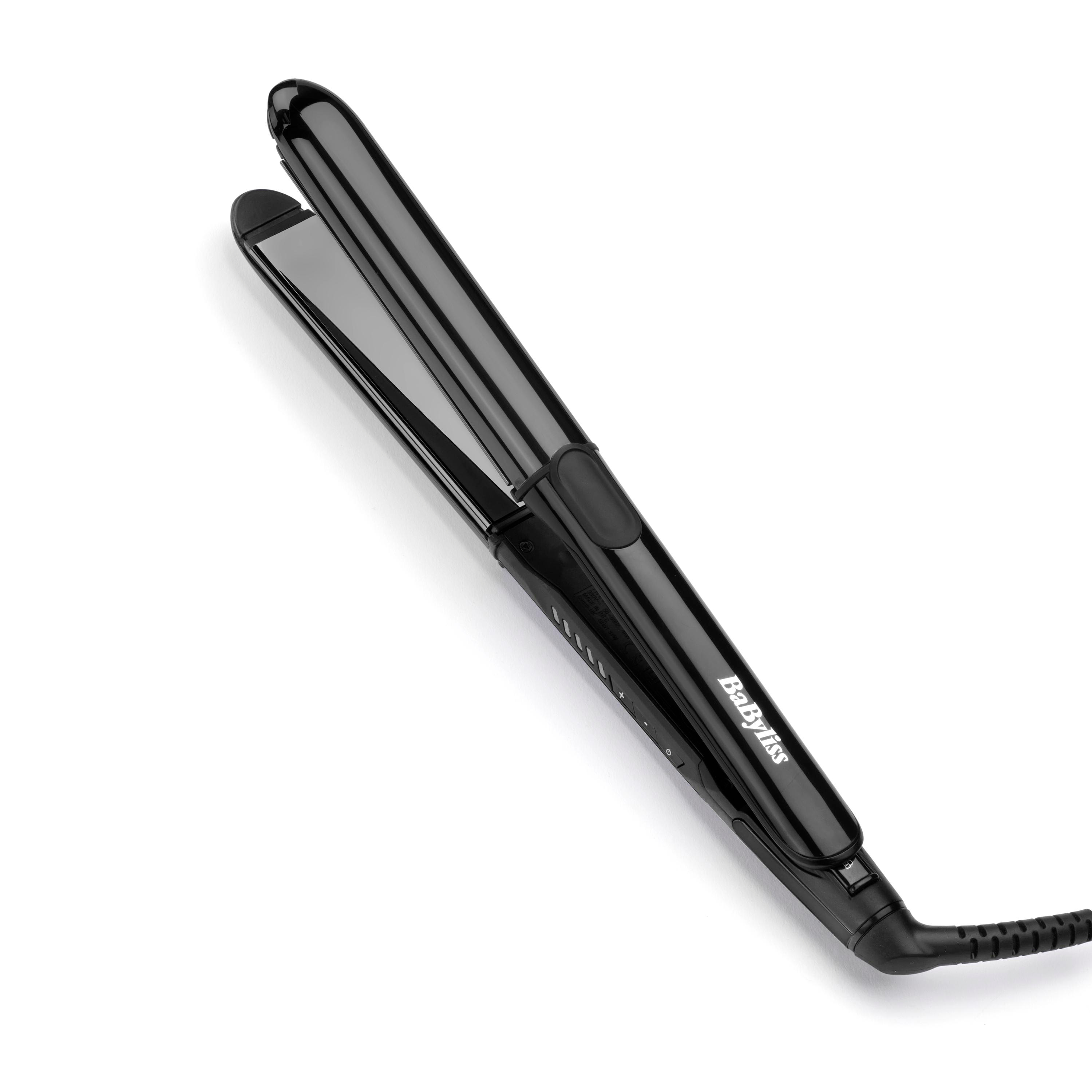 Schwarzes Babyliss-Glätteisen auf weißem Hintergrund. Es ist geöffnet und zeigt die grauen Heizplatten.