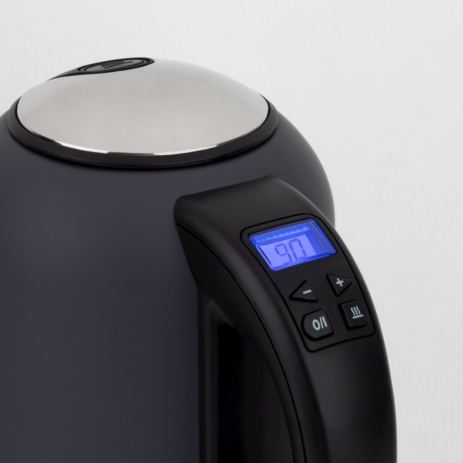 Un bollitore elettrico blu scuro con display digitale che mostra 90. Il coperchio è argentato. Il bollitore è su sfondo bianco.