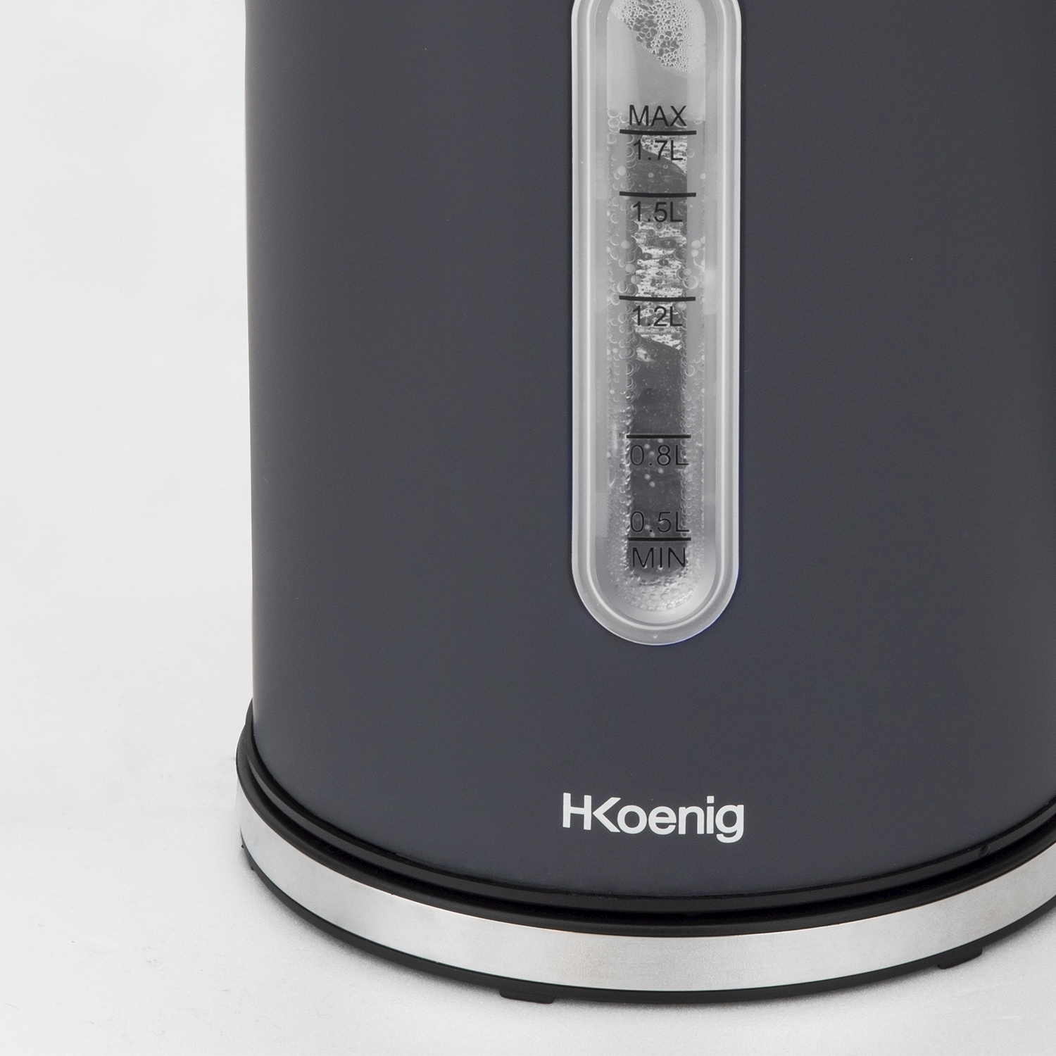 Bollitore elettrico grigio scuro con indicatore del livello dell'acqua. Visibile il marchio HKoenig.