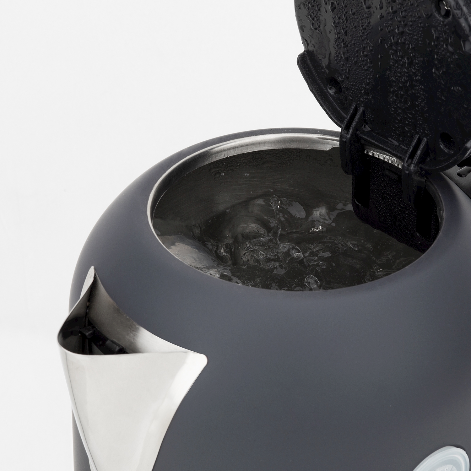 Un bollitore elettrico grigio scuro con coperchio aperto. All'interno, l'acqua bollente è visibile. Il beccuccio è in metallo lucido.