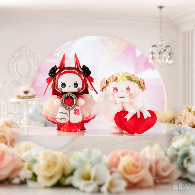 Zwei Zeichentrickfiguren, eine rote und eine weiße, halten Herzen. Blumen im Vordergrund und ein Kronleuchter im Hintergrund. Romantisches Thema.