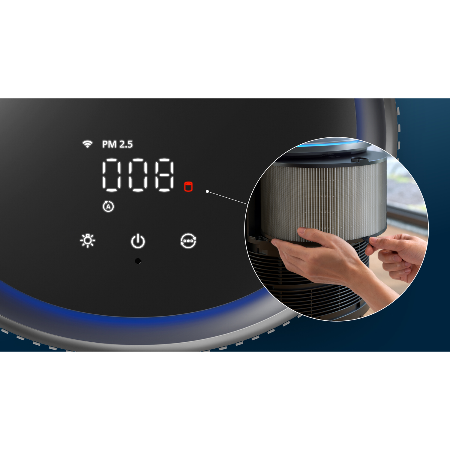 Een luchtreiniger toont PM 2.5 niveau als 008. Handen vervangen een filter. Het apparaat is zwart met blauw licht.