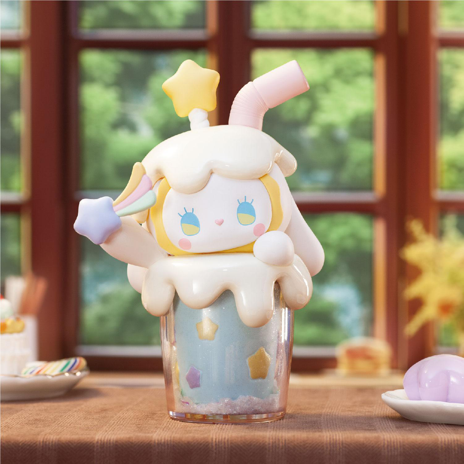 Eine Spielfigur in einem Becher. Sie hat einen Stern auf dem Kopf, einen Regenbogenarm und hält einen Stern. Der Becher hat Sterne.