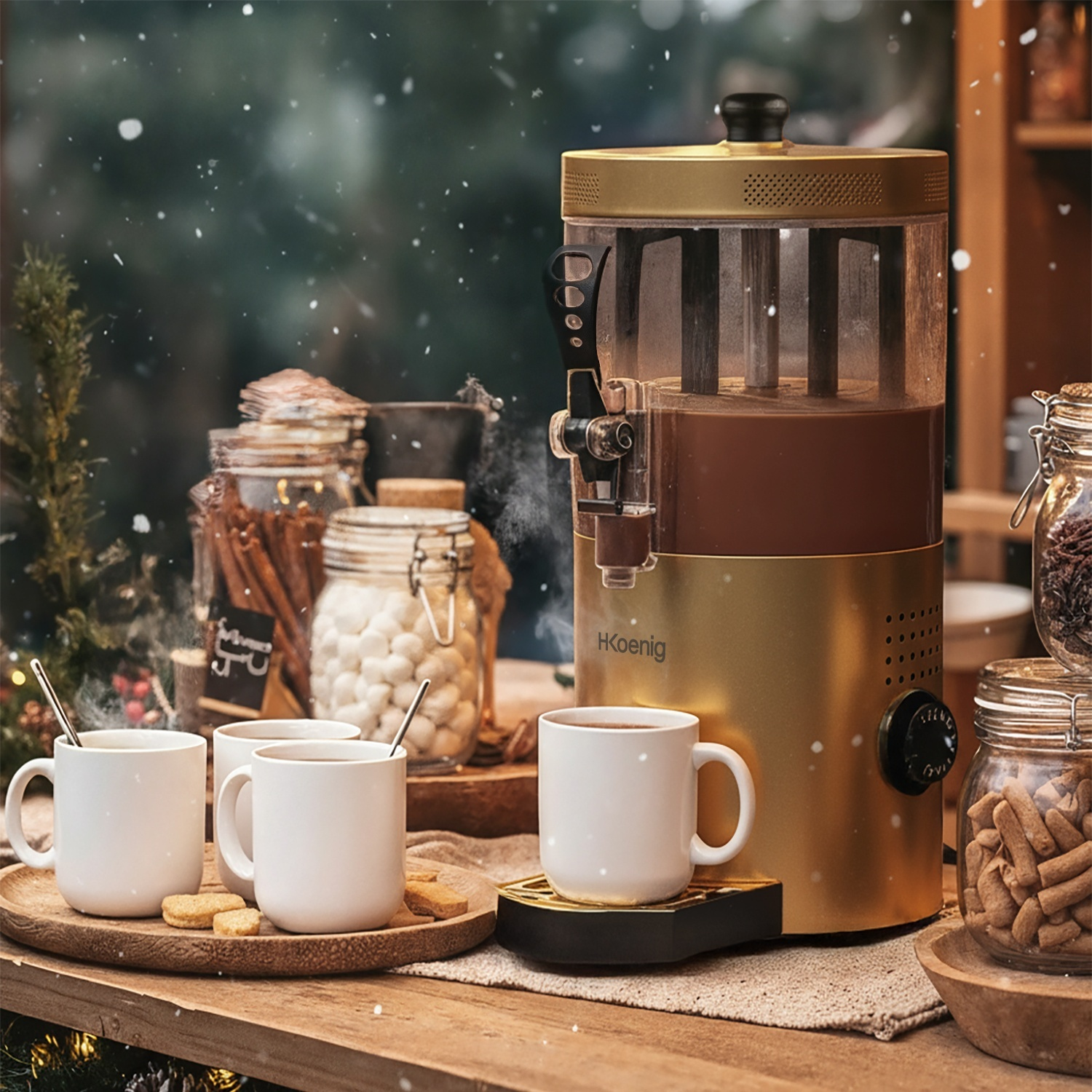 Una macchina dorata per cioccolata calda con tazze, biscotti e barattoli di ingredienti. Nevica sullo sfondo, creando una scena invernale accogliente.