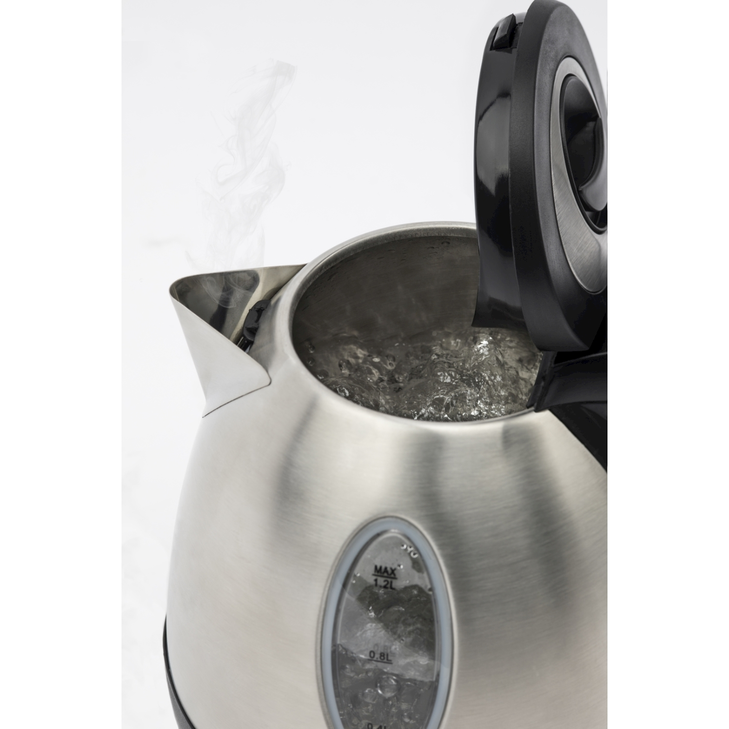 Un bollitore elettrico in acciaio inossidabile con vapore che esce dall'acqua bollente. Il coperchio è aperto. È visibile un indicatore del livello dell'acqua.