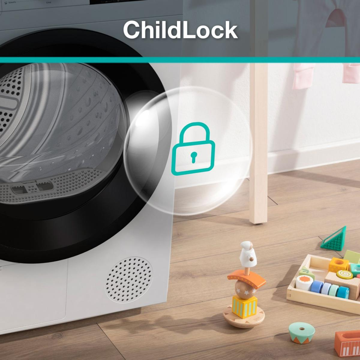 Fehér szárítógép ChildLock felirattal és lakatszimbólummal. Játékok a padlón. A háttérben ruhaszárító állvány és fal látható.