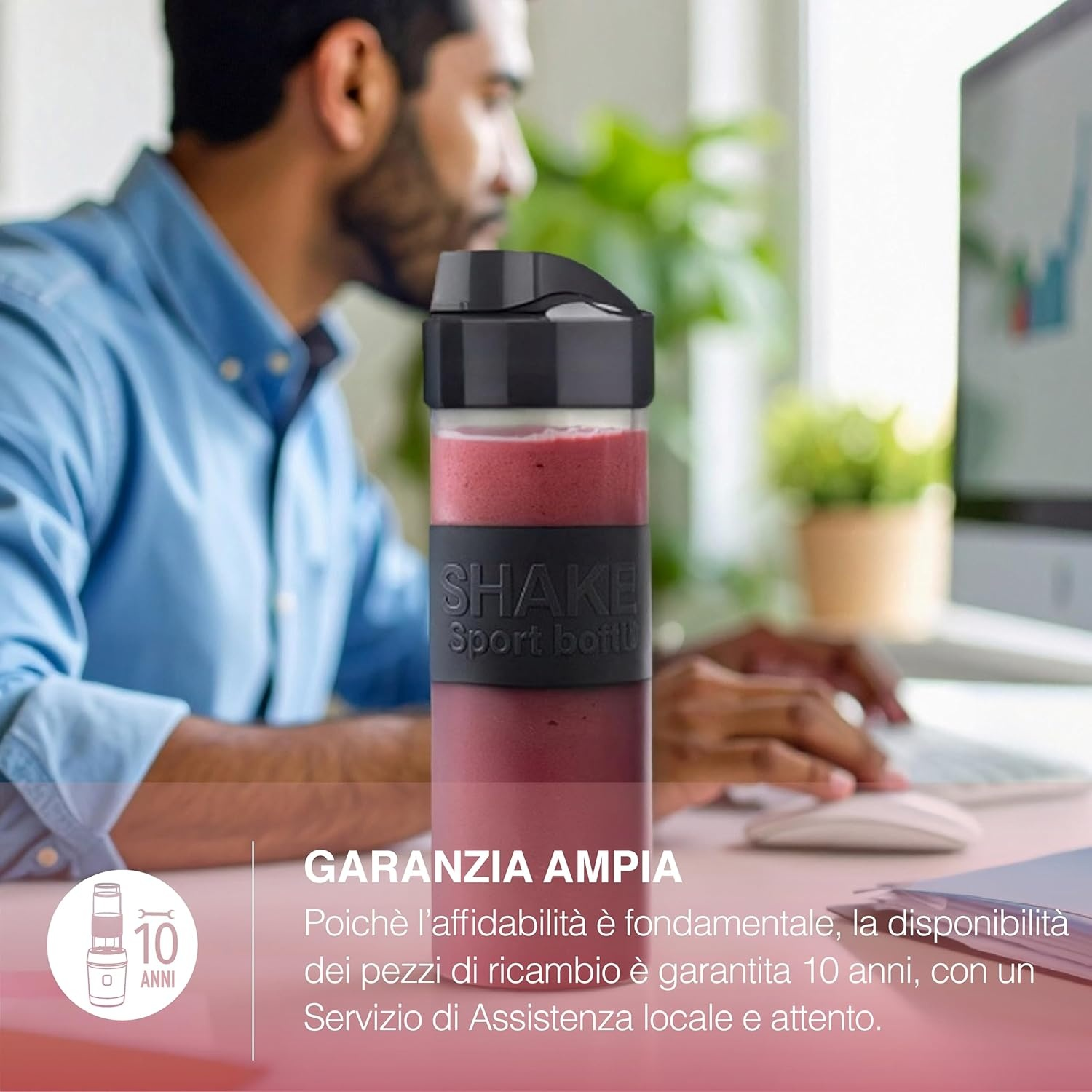 Un uomo alla scrivania con una bottiglia di frullato. La bottiglia è nera e trasparente, con liquido rosso. Testo: 'SHAKE sport bottle'.