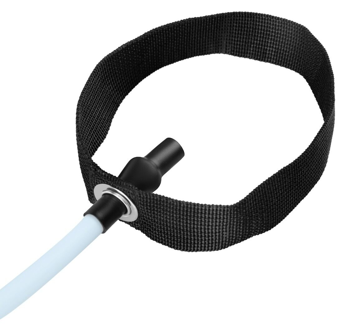 Czarny pasek pętelkowy z czarnym plastikowym łącznikiem i jasnoniebieską rurką na białym tle.