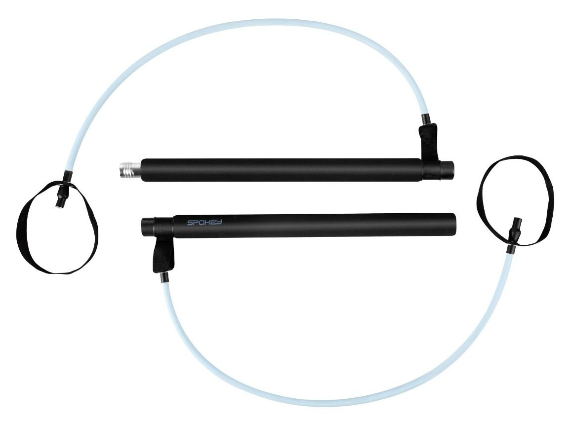 Dwa czarne kije do ćwiczeń z niebieskimi rurkami i czarnymi paskami. Jeden kij ma logo Spokey.