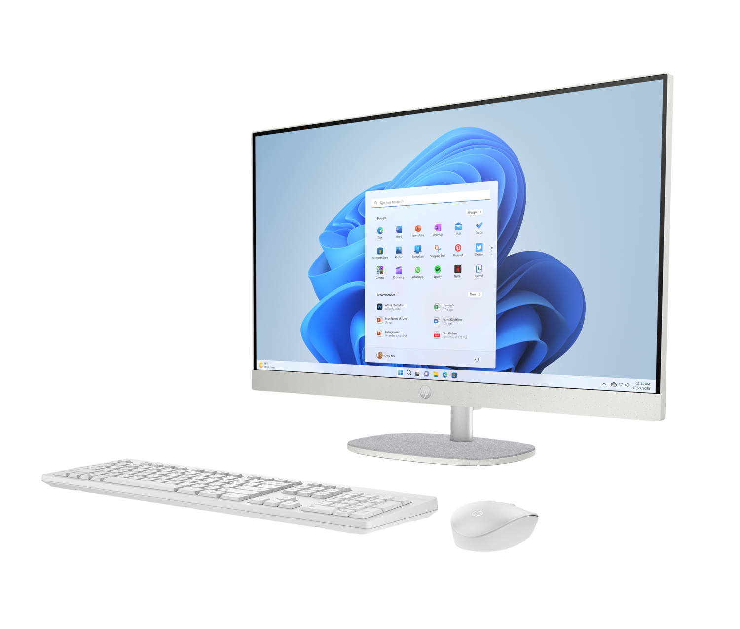 Una computadora todo en uno con teclado y mouse blancos. La pantalla muestra la interfaz de Windows 11.