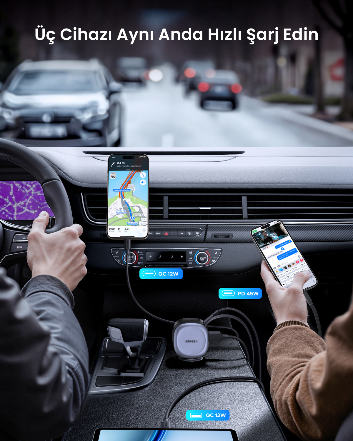 Bir araba içinde üç cihaz şarj oluyor. Bir telefon harita, diğeri mesajlaşma uygulaması gösteriyor. Ortada UGREEN logolu bir şarj cihazı var.