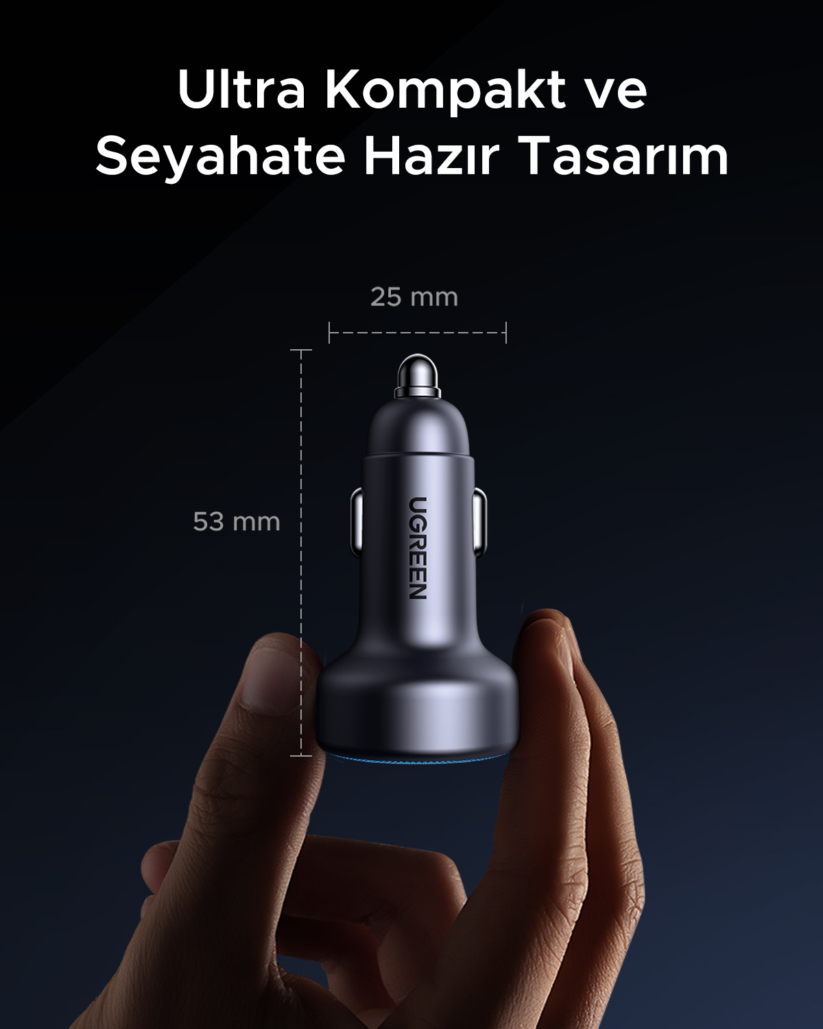 Bir el bir UGREEN araç şarj cihazı tutuyor. Yukarıdaki metin şunları okuyor: Ultra Kompakt ve Seyahate Hazır Tasarım. Boyutlar: 53 mm x 25 mm.