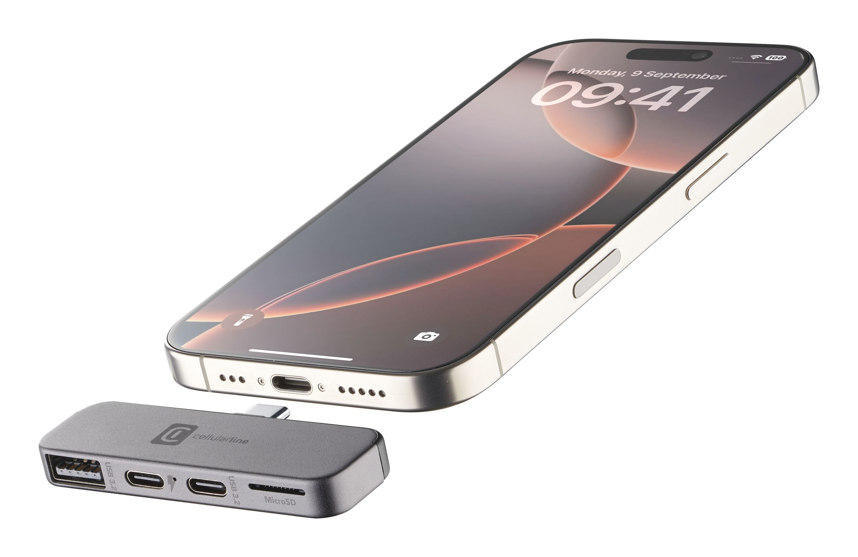 Gri bir hub'ın üzerinde bir iPhone var. iPhone tarih ve saati gösteriyor. Hub'da USB bağlantı noktaları ve bir microSD yuvası var.