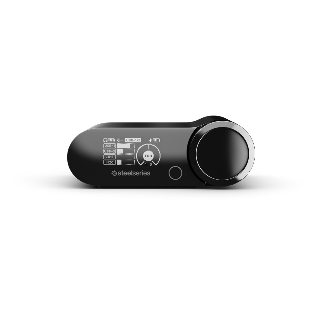 Siyah bir SteelSeries ses mikseri. Düğmeleri ve bir ses kadranı var. Ekran pil ve bağlantı durumunu gösterir.