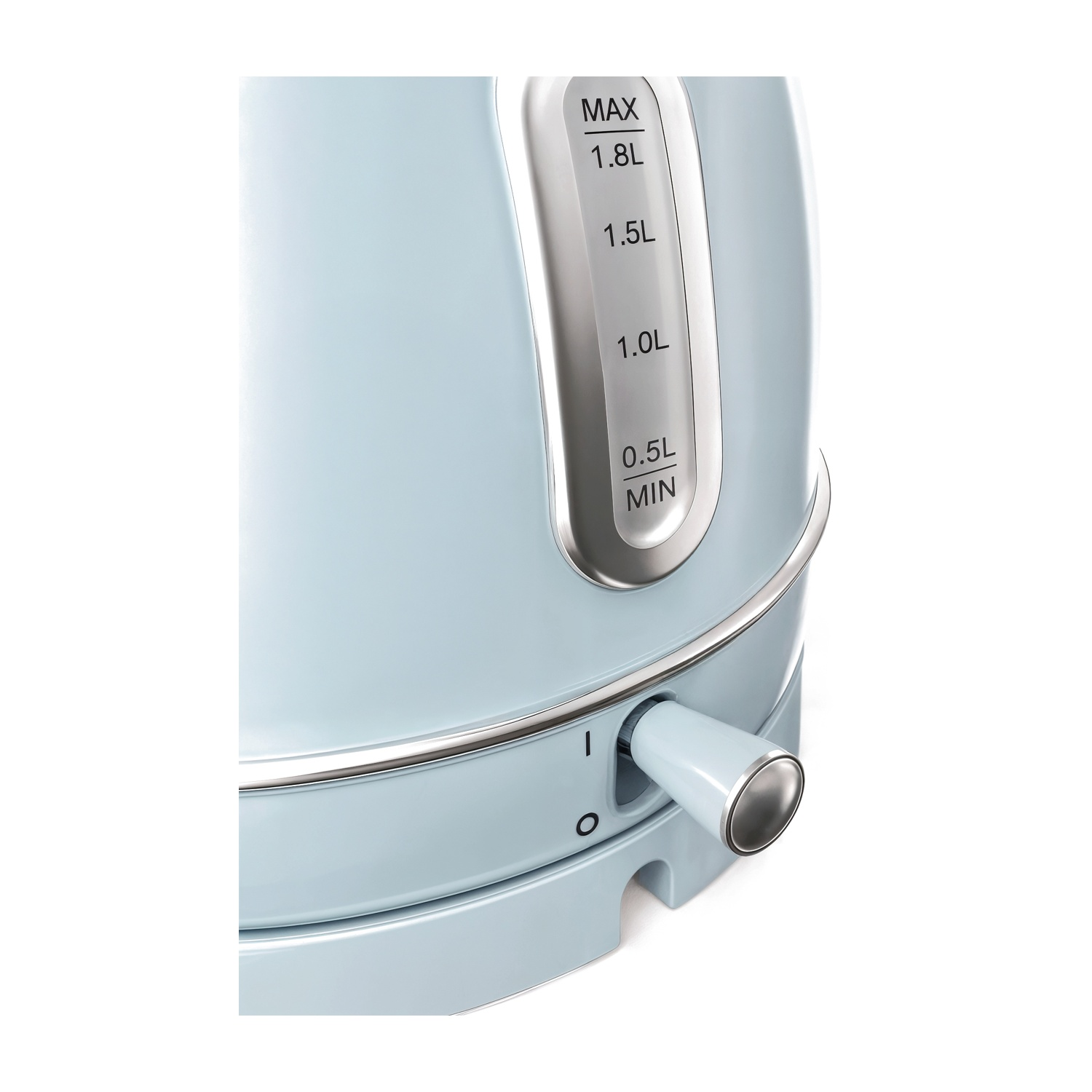 Un bollitore elettrico azzurro con finiture argentate e indicatore del livello dell'acqua. L'interruttore on/off è visibile.