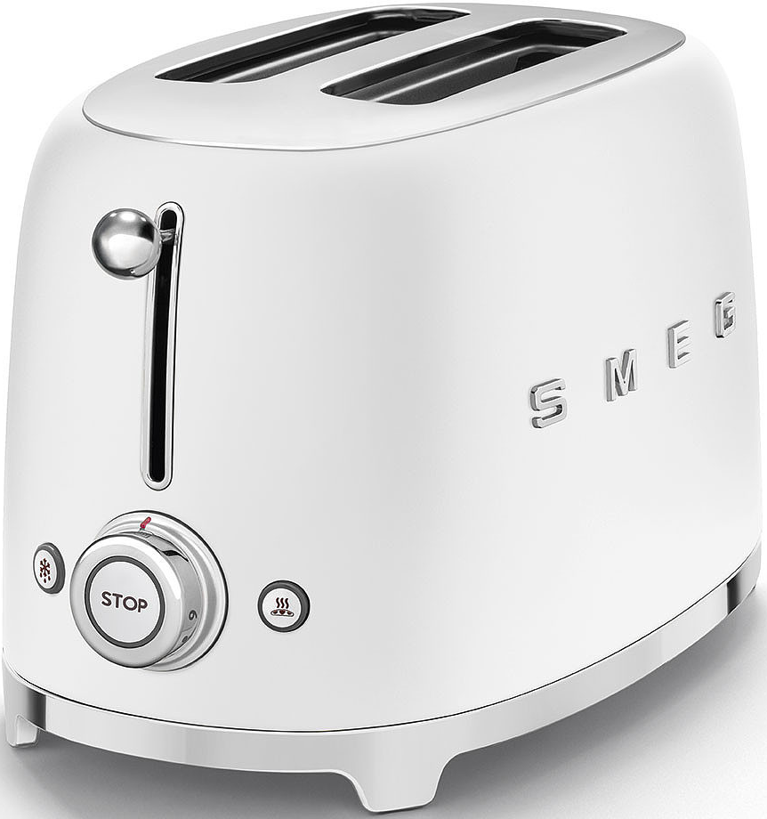Un grille-pain Smeg blanc à deux fentes. Comprend un levier chromé, un cadran et des accents. Le mot 'SMEG' est sur le côté.