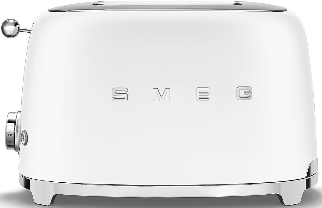 Un grille-pain Smeg blanc avec des accents chromés. Il a un cadran, un levier et le logo Smeg. Le grille-pain est sur une surface blanche.