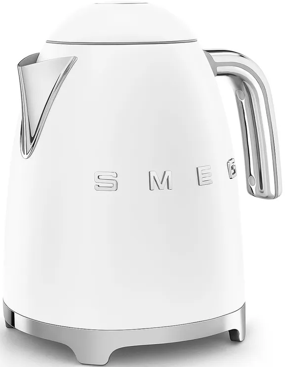 Un bollitore elettrico Smeg bianco con dettagli argentati. Ha un corpo curvo, un beccuccio e un manico. Il marchio è visibile.