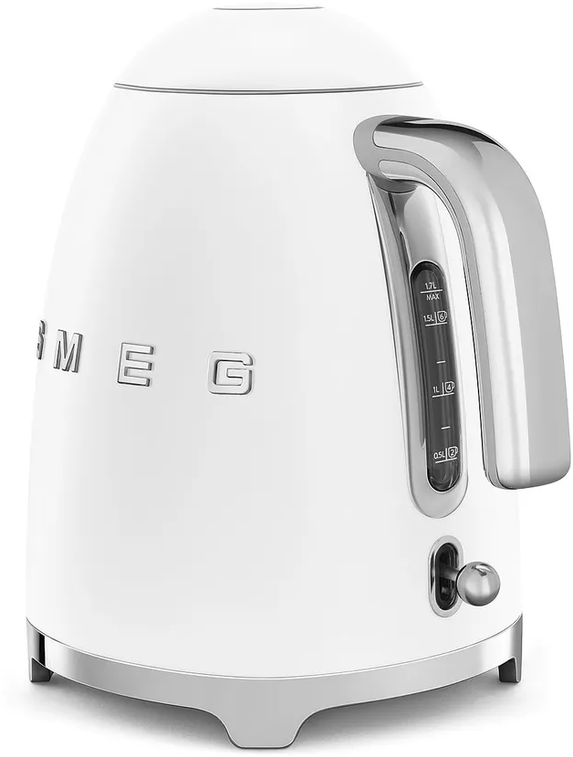 Un bollitore elettrico Smeg bianco con manico, base e dettagli cromati. Ha un indicatore del livello dell'acqua e un pulsante di accensione.