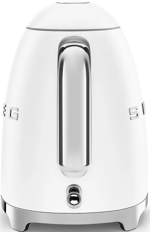 Un bollitore elettrico bianco con manico e base argentati. Il marchio 'Smeg' è visibile. Un pulsante è sulla parte anteriore.