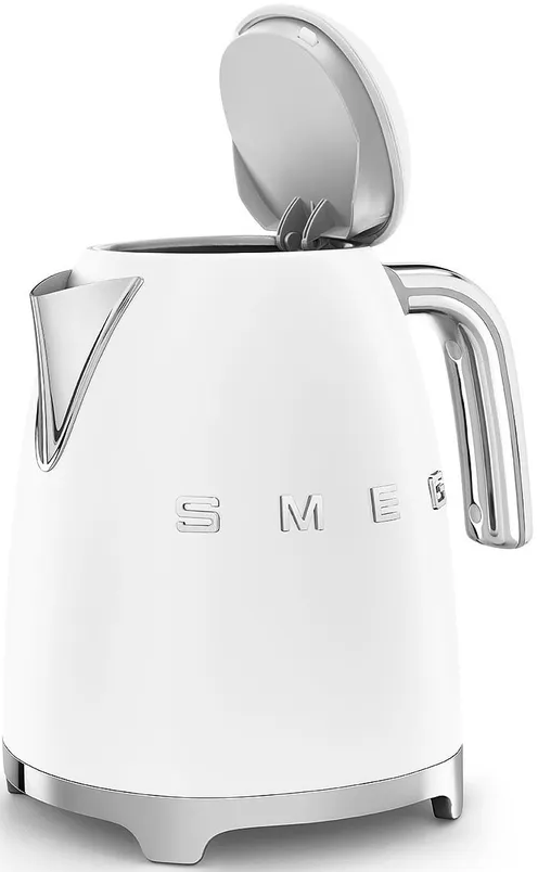 Un bollitore Smeg bianco con coperchio aperto. Il bollitore ha manico, beccuccio e finiture cromate. Il logo Smeg è visibile.