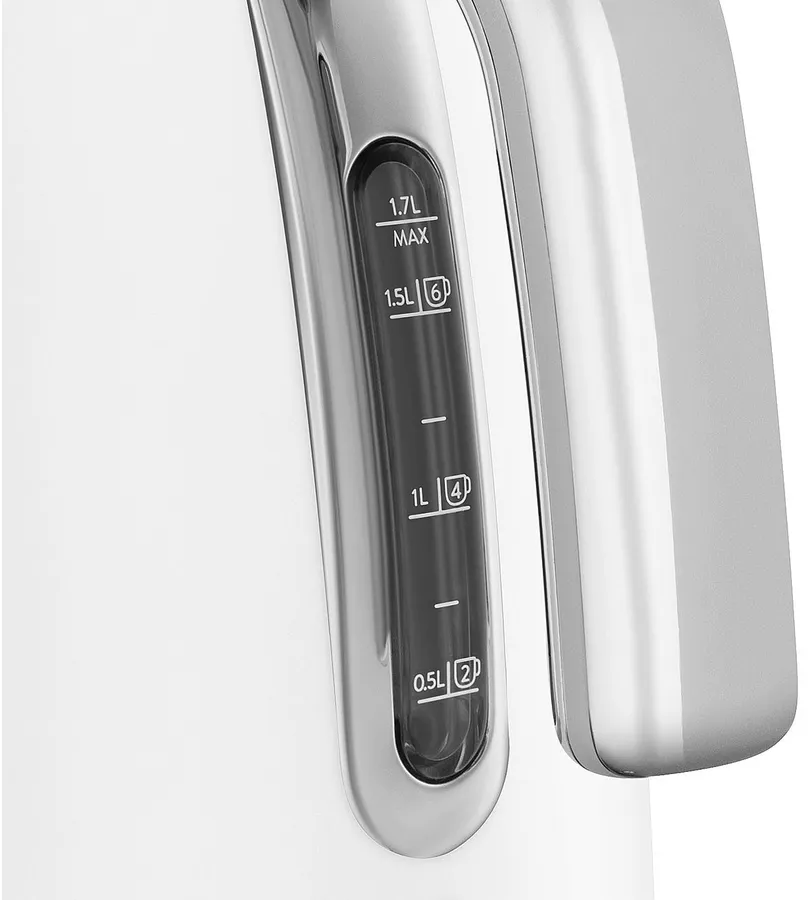 Primo piano di un bollitore elettrico bianco con indicatore del livello dell'acqua. Accenti cromati. L'indicatore mostra misure da 0,5L a 1,7L.